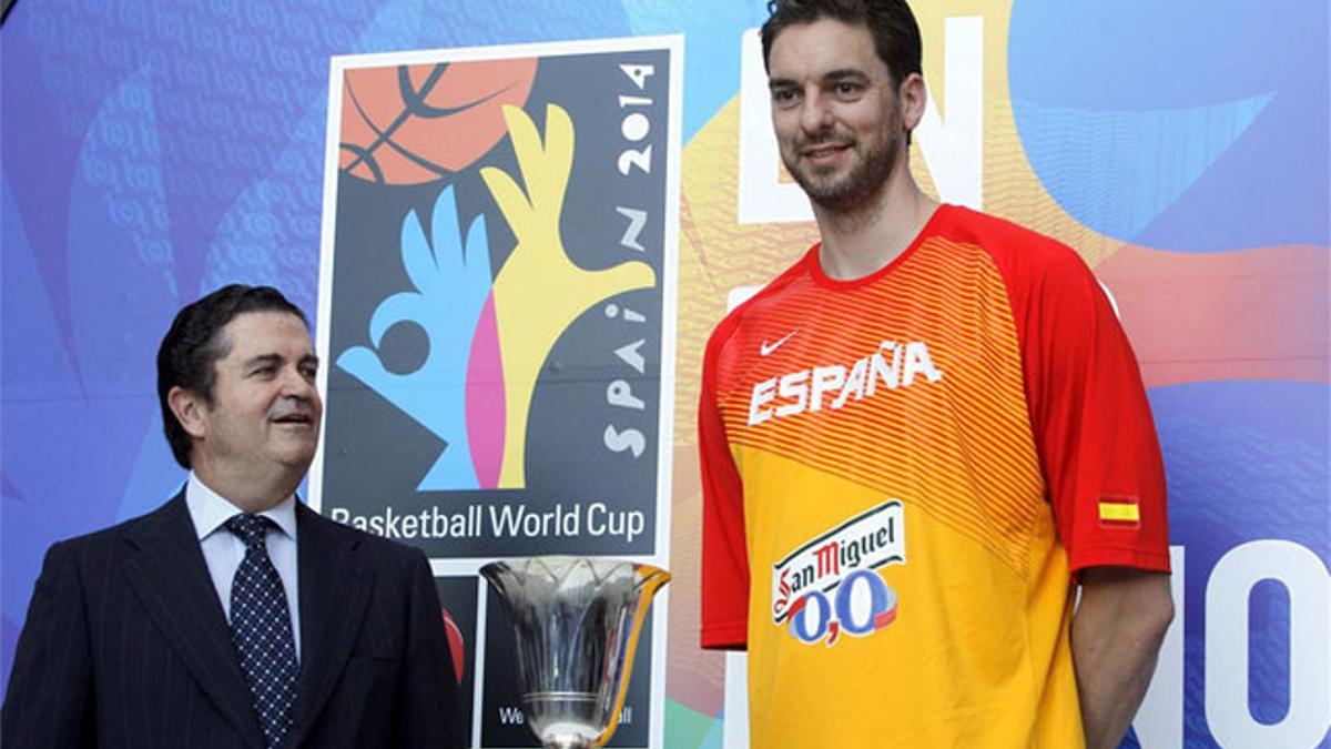 Pau Gasol posa junto a la Copa del Mundo, durante la presentación hoy, en la sede de Endesa.