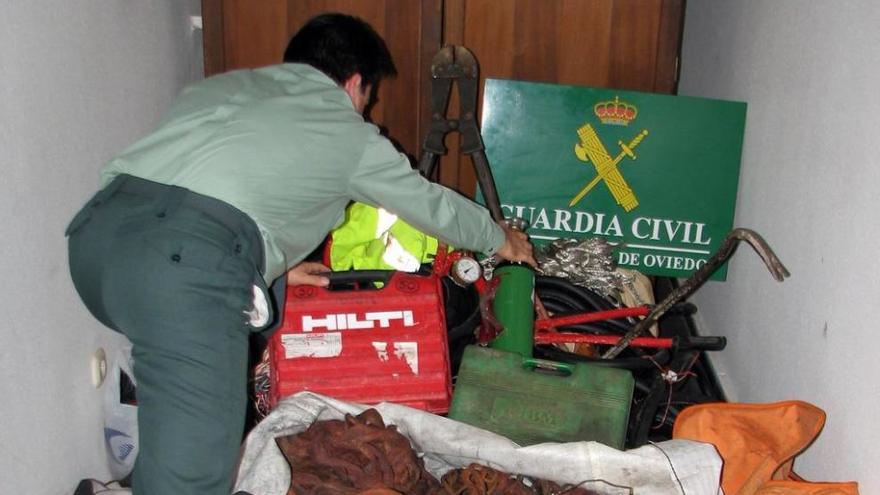 Varios de los objetos recuperados por la Guardia Civil. LNE