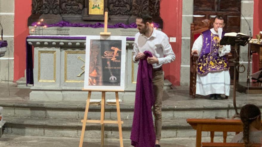 José García presentando el cartel de la Semana Santa.