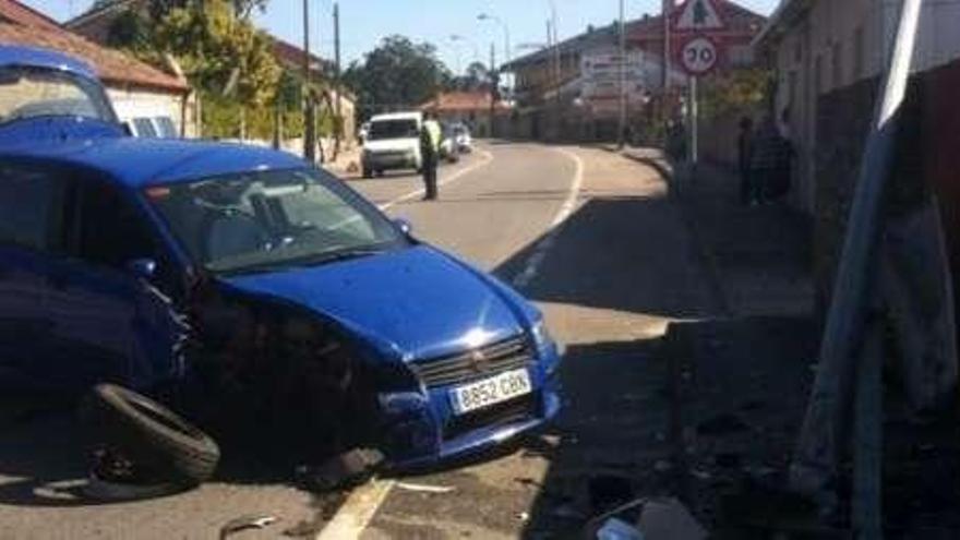 El vehículo sufrió grandes daños tras chocar con la farola. // Fdv