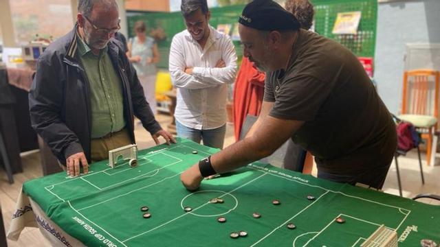 Uno de los juegos que más llamó la atención fue un interesante estadio de «fútbol-chapas».
