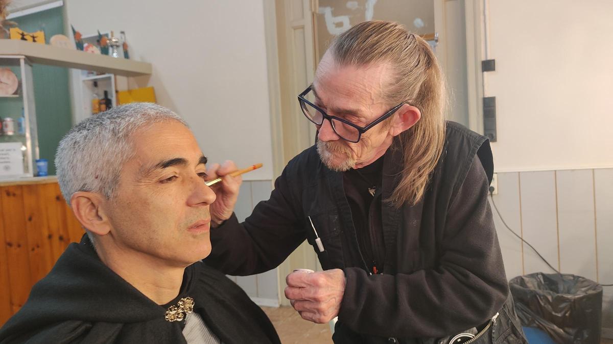 L'Esteve Porta dibuixant una cicatriu al rostre d'un dels actors de la Fira de l'Aixada