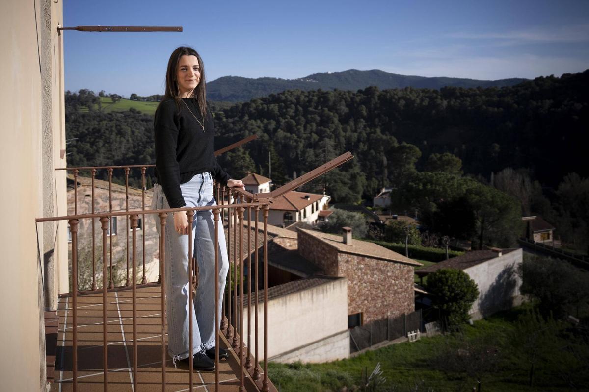 Mariona, una de las jóvenes que revitalizan Gallifa, en su apartamento de este pequeño pueblo del Vallès.