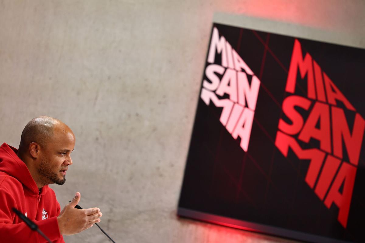 Vincent Kompany atiende a los periodistas en la sala de prensa del Allianz Arena antes del primer partido con el Inter.
