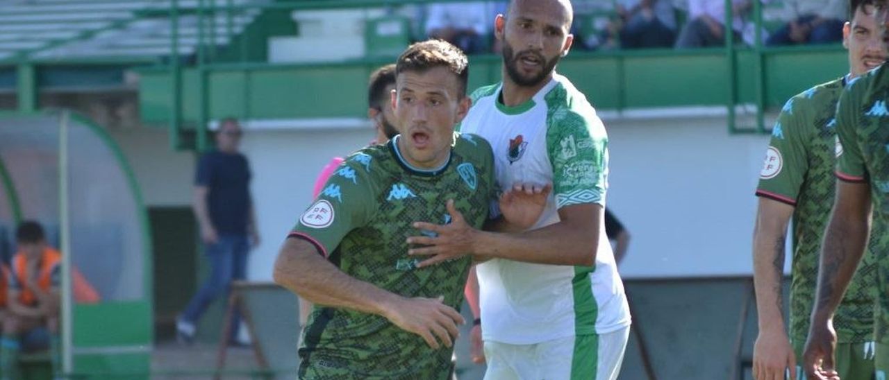 Kamal (Cacereño) defiende a Clausí (Villanovense).