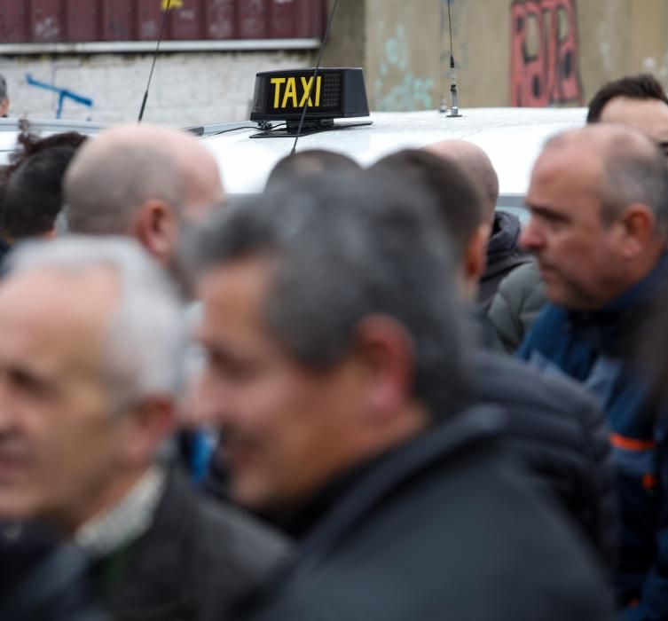 Concentración de taxistas de Gijón contra Uber y C