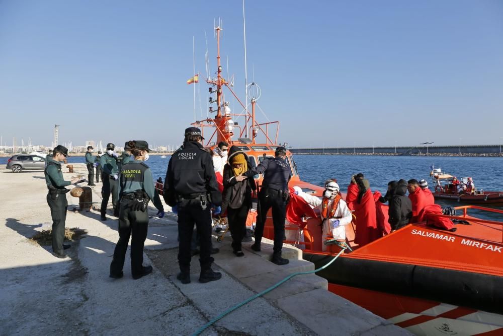 Guardia Civil, Cruz Roja y Salvamento Marítimo han puesto en marcha el protocolo para recepcionar a 24 personas rescatadas en el mar y que ocupaban una patera. 20 hombres y cuatro mujeres