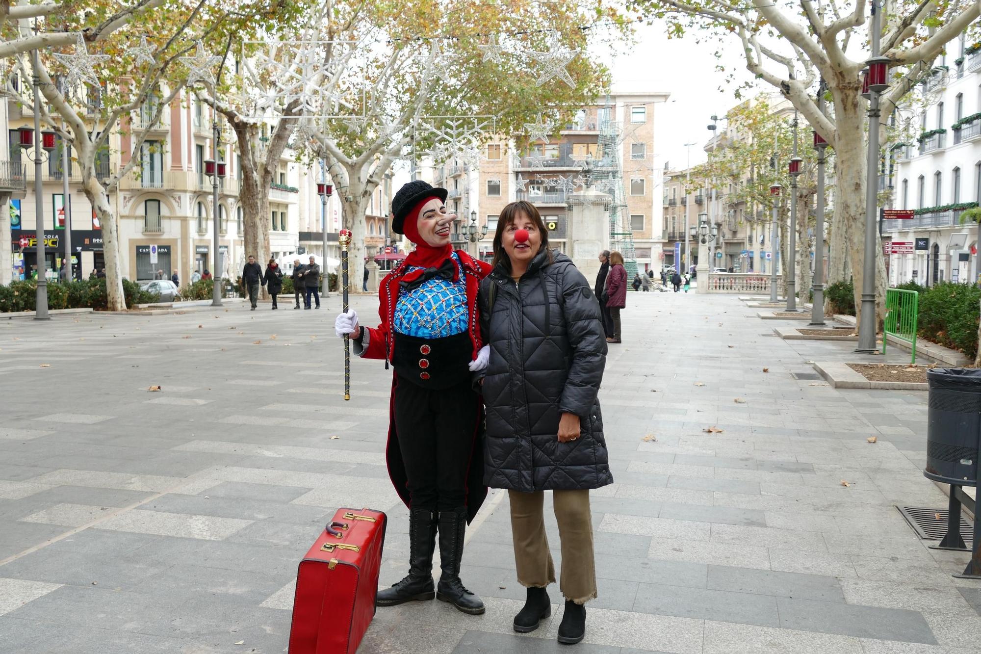 La Dona dels Nassos passeja pel centre de Figueres
