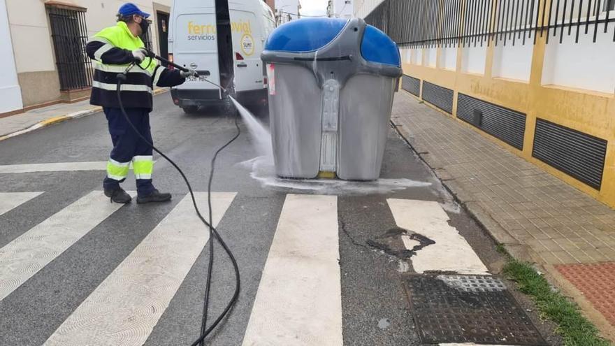 Establecen en Almendralejo un servicio de limpieza urgente en zonas de contenedores