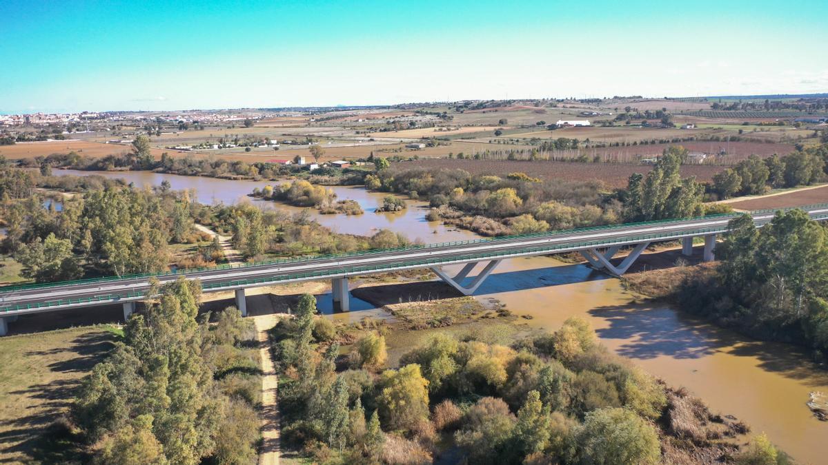 El nuevo puente sobre el Guadiana mide 420 metros y tiene 96 pilotes.