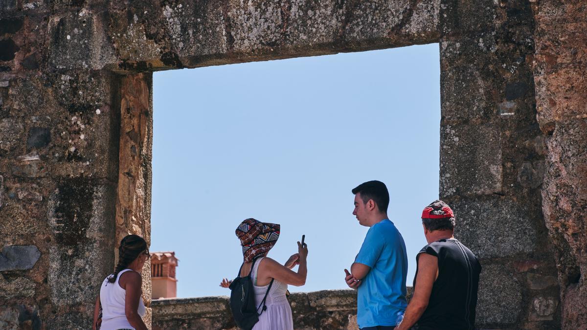 Imagen de turistas en la parte antigua de Cáceres, ayer.