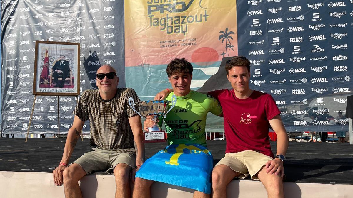 Manu Ruiz, Fonso Suárez y Mateo Vázquez, con la copa de campeón del circuito europeo en Marruecos.