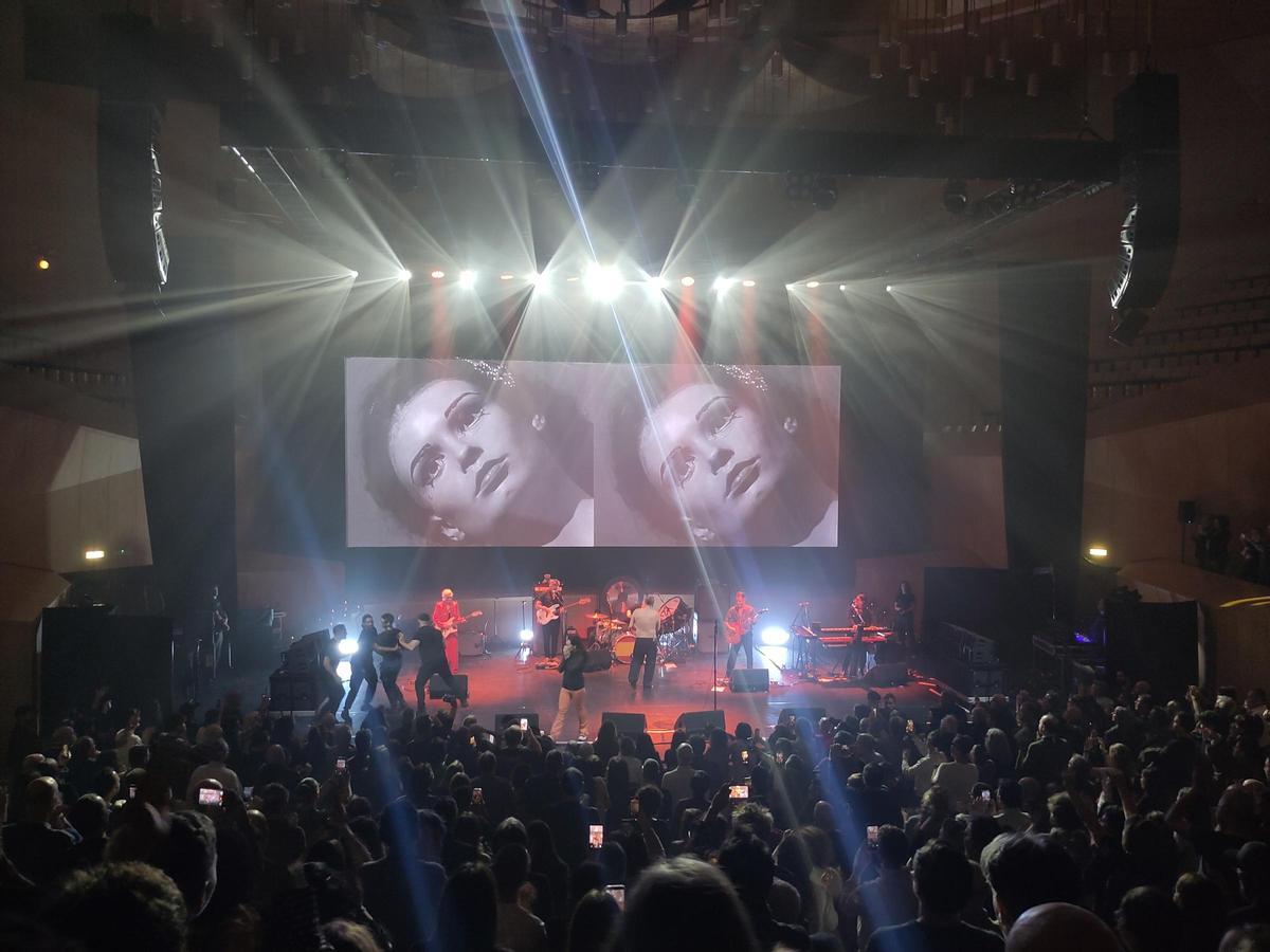 Una espectadora ha conseguido subirse al escenario a saludar a Morrissey.