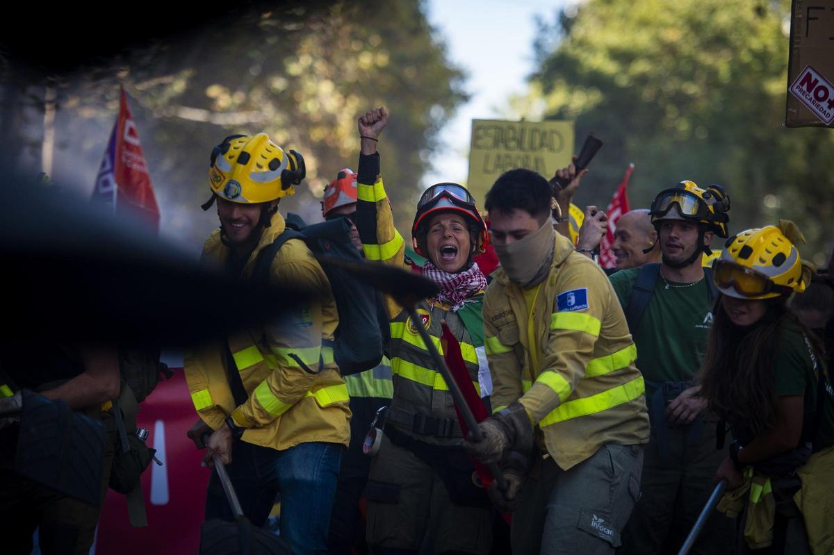 Manifestación de bomberos forestales convocada por la Plataforma de Asociaciones y Sindicatos de Bomberos Forestales (PASBF).