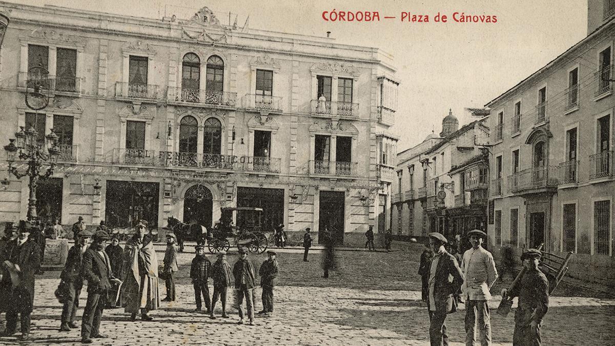 Vista del histórico hotel Suizo de la plaza de las Tendillas