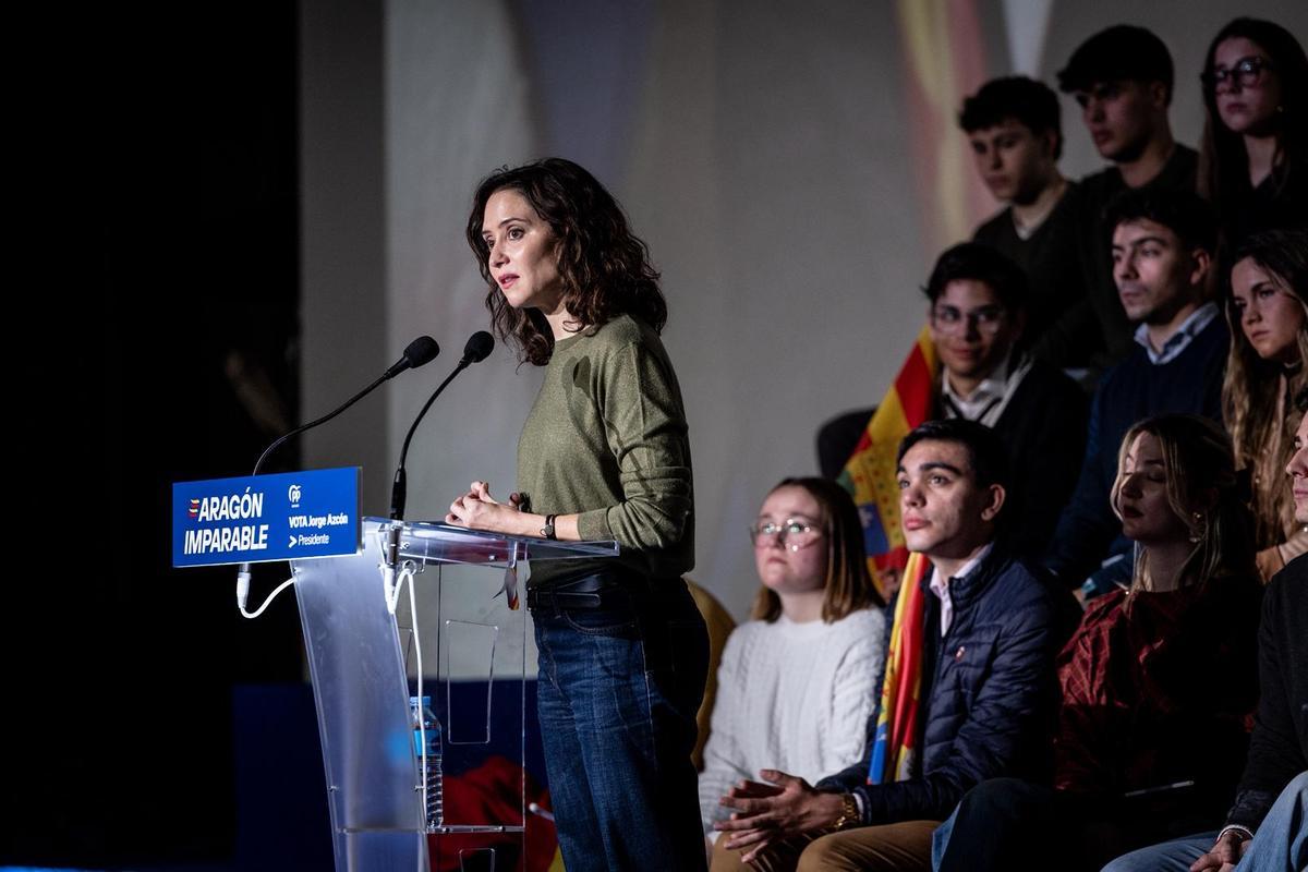 En imágenes | Primer gran acto del PP en Zaragoza para las elecciones del 8F y visita de Azcón y Ayuso a la Basílica del Pilar