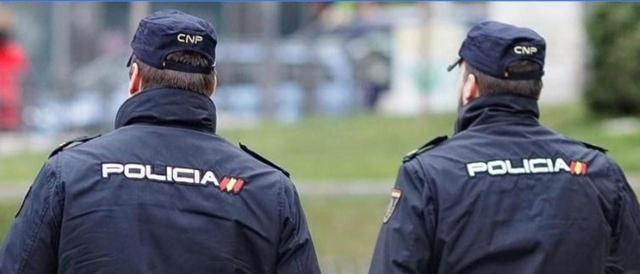 Dos agentes de la policía nacional