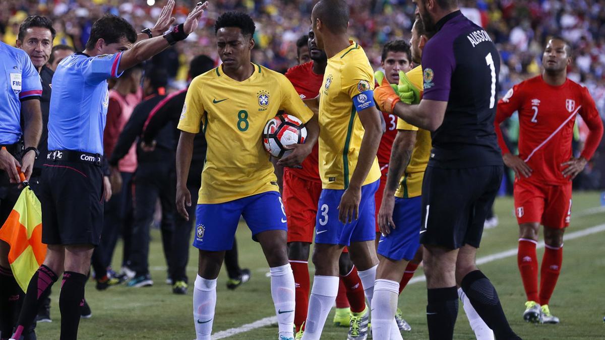 Los jugadores de Brasil protestan al árbitro por el gol de Ruidiaz.