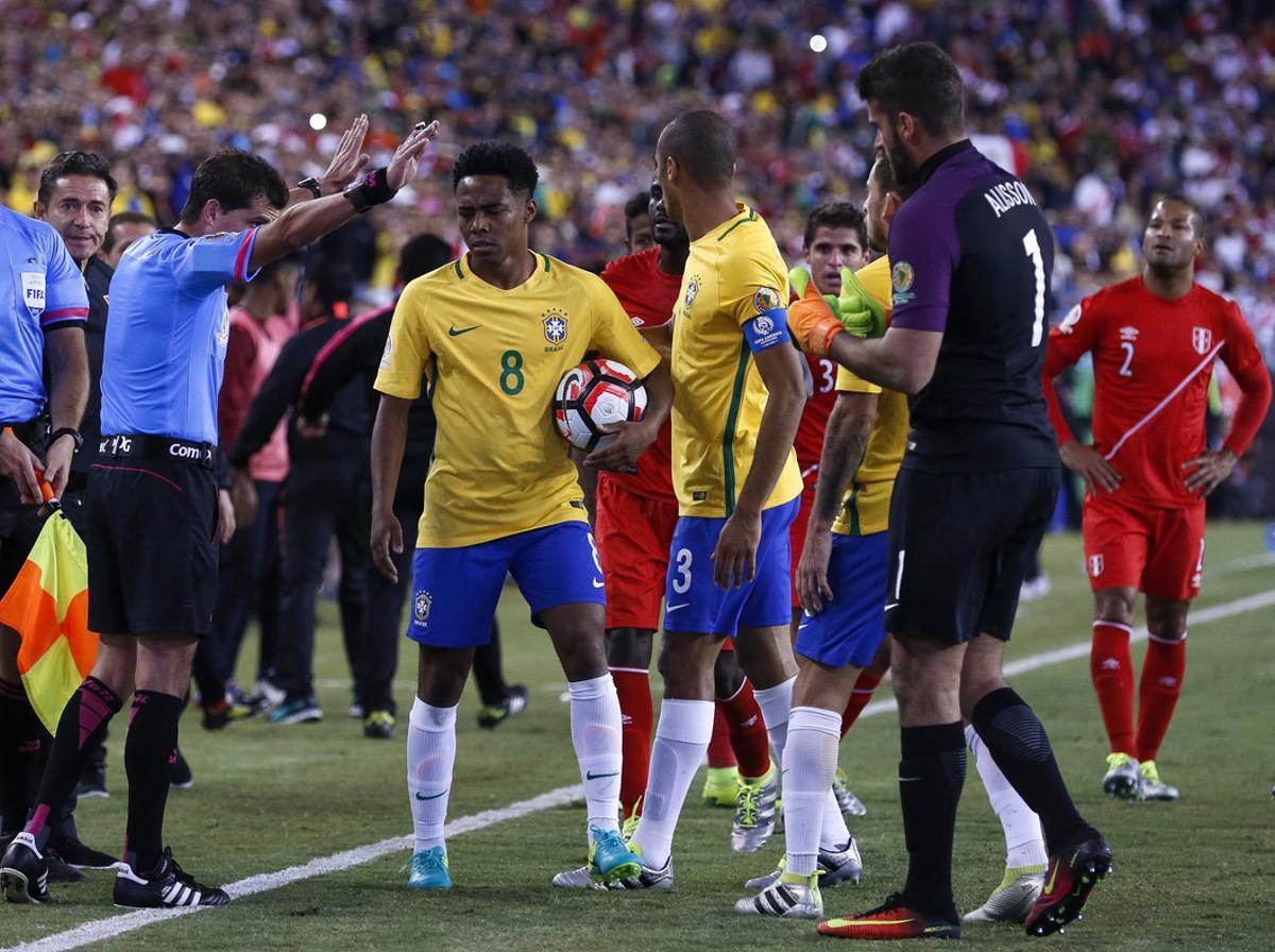  Los jugadores de Brasil protestan al árbitro por el gol de Ruidiaz.