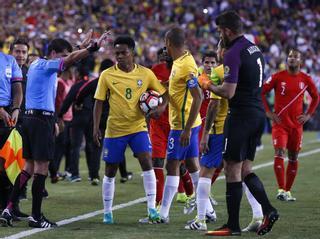 Perú elimina a Brasil con un gol de escándalo