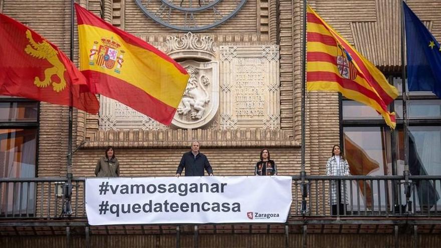 Zaragoza cuelga una pancarta para animar a ganar la batalla contra el coronavirus