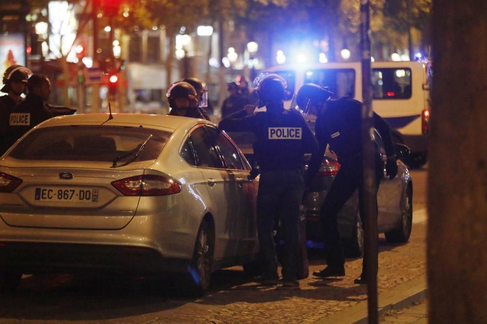 Atentado terrorista en los Campos Elíseos de París.