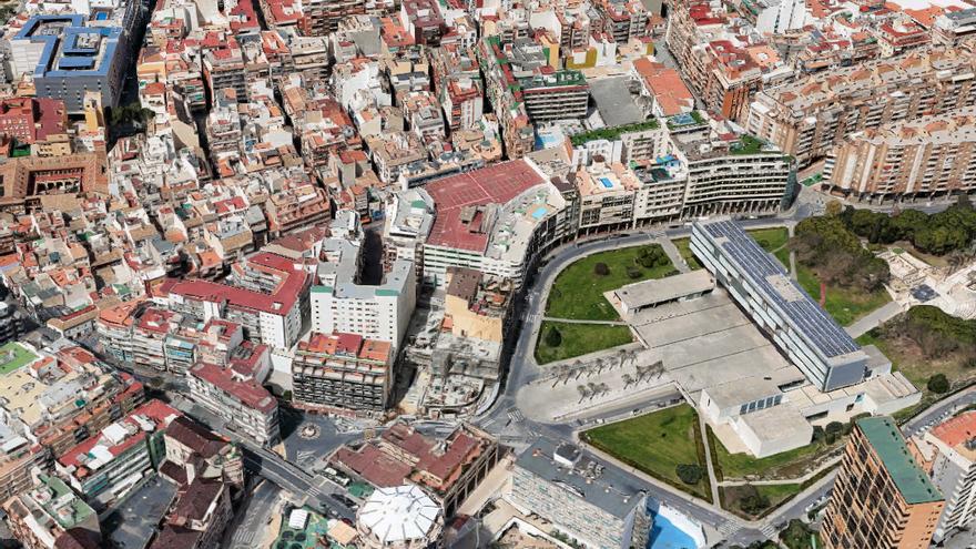 Vista aérea de varios edificios en el centro de Benidorm, entre ellos del propio Ayuntamiento, cuya cubierta está llena de placas solares.