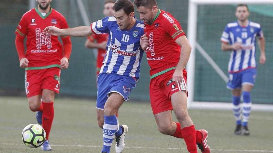 Dos jugadores pugnan por el balón durante el partido de ayer en A Gándara. // Ricardo Grobas