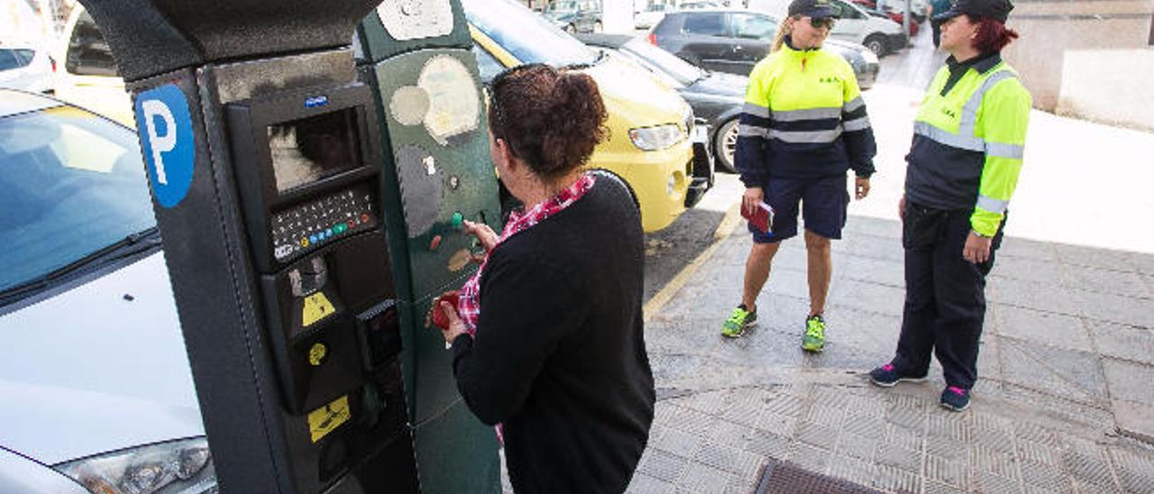 El Consistorio duplica la zona azul para aparcamientos y sube la tarifa un 30%