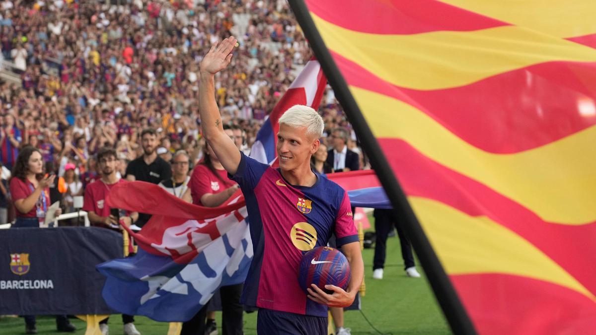 Dani Olmo durante su presentación como nuevo jugador antes del partido de fútbol del trofeo Joan Gamper entre el FC Barcelona y el Mónaco