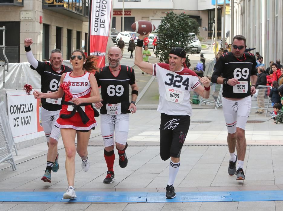 Los corredores Nuno Costa y Ester Navarrete vencen en la V Carrera Popular do Entroido, en la que medio millar de personas sudaron dentro de sus disfraces.