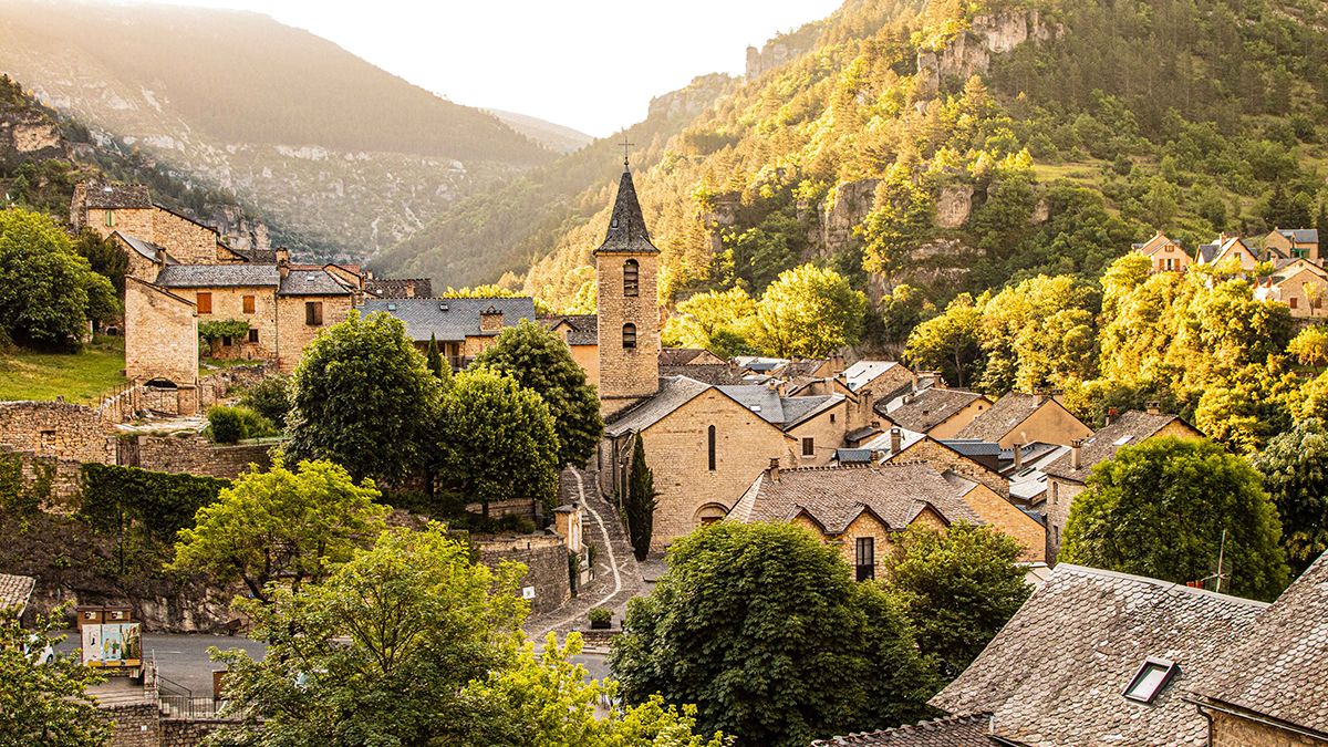 El encanto medieval de Sainte-Enimie, con sus callejuelas empedradas sobre las Gargantas del Tarn, uno de los paisajes más bellos del norte de Occitania