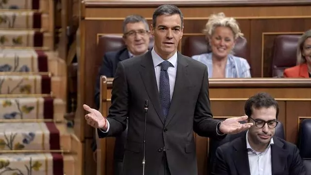 Sánchez acusa al PP de dar "patadas" a la Constitución en el pacto con Vox en Extremadura y Feijóo insiste en la subida de impuestos