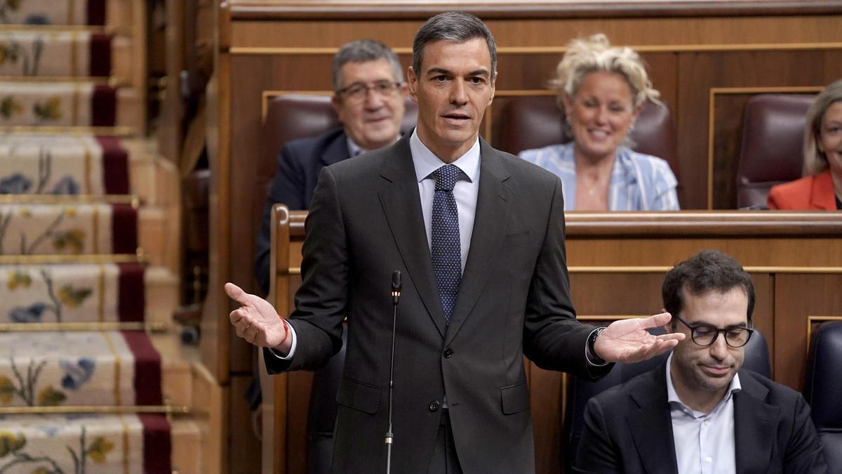 Sánchez acusa al PP de dar "patadas" a la Constitución en el pacto con Vox en Extremadura y Feijóo insiste en la subida de impuestos