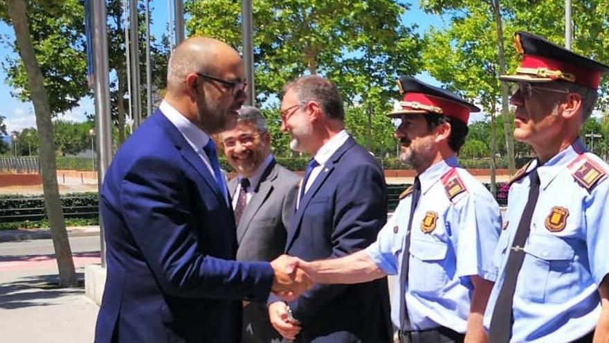 El conseller Buch saluda el comissari López.