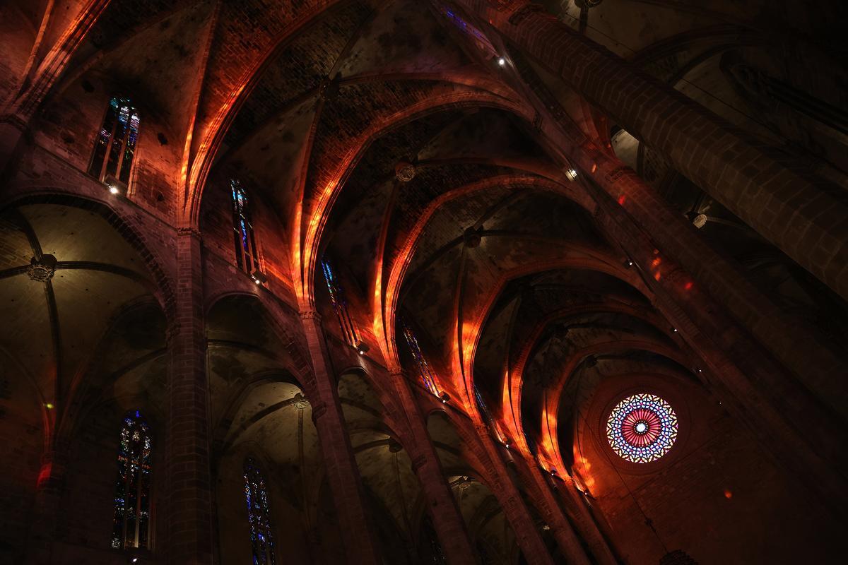 La Fiesta de la Luz en la catedral de Mallorca, un espectacular fenómeno lumínico que se produce dos veces al año cuando la luz del sol atraviesa el rosetón mayor, recorre el interior del templo y se proyecta en la pared de enfrente