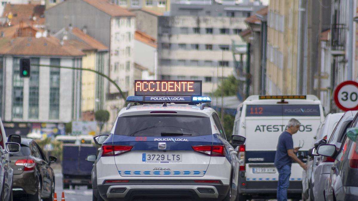 Vehículos de la Policía Local de Santiago durante una intervención en un accidente