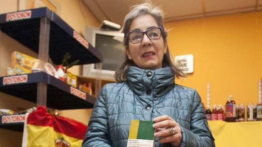 Mari Carmen Barros, ayer, con medicinas ya donadas. // Bernabé /C.M.V.