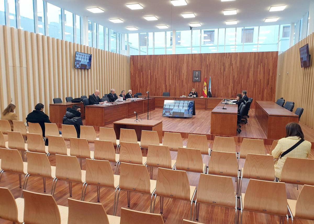 Otra perspectiva de la gran sala de vistas ubicada en la planta baja de la nueva sede judicial.