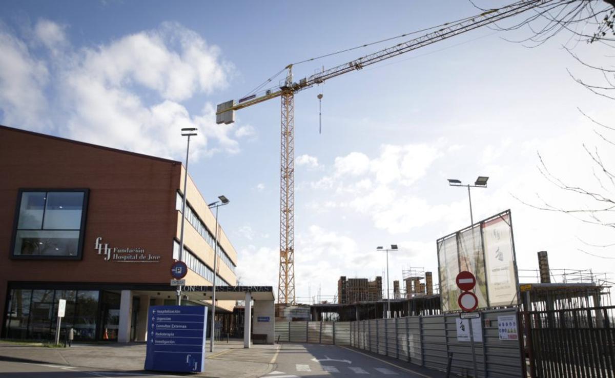 Vista lateral de la fachada del Hospital de Jove, donde se puede apreciar la parte que enlazan el futuro edificio polivalente con el resto del complejo.