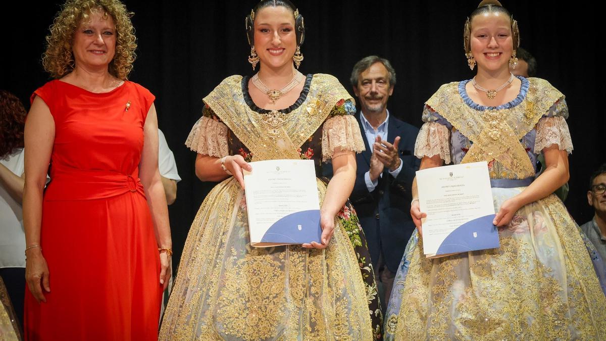 Amparo Folgado con las Falleras mayores de Torrent 2026 y sus actas de proclamación.