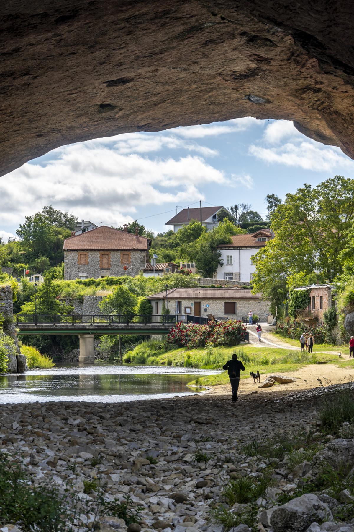 El río Nela en su paso por el debajo del puente