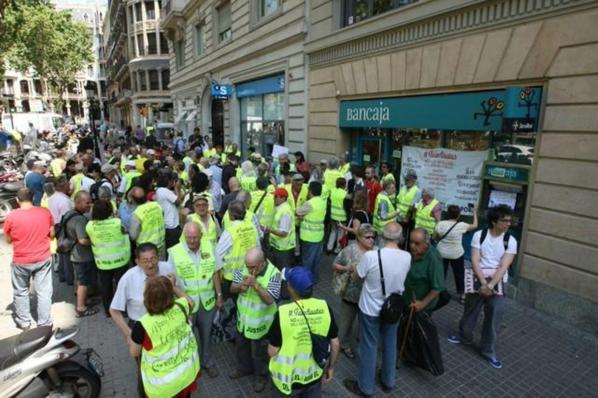 Protesta dels ’iaioflautes’ davant una oficina de Bancaixa als Jardinets de Gràcia, avui. Protesta dels ’iaioflautes’ davant una oficina de Bancaixa als Jardinets de Gràcia, avui.