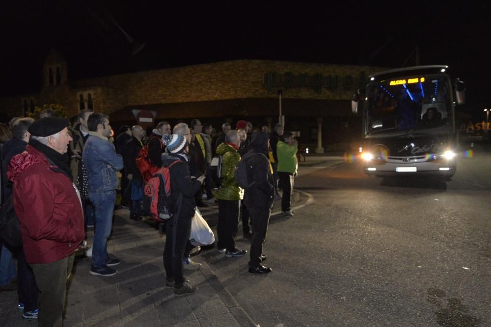 Los trabajadores de Alcoa de Asturias parten hacia Madrid a una manifestación contra el cierre de la fábrica