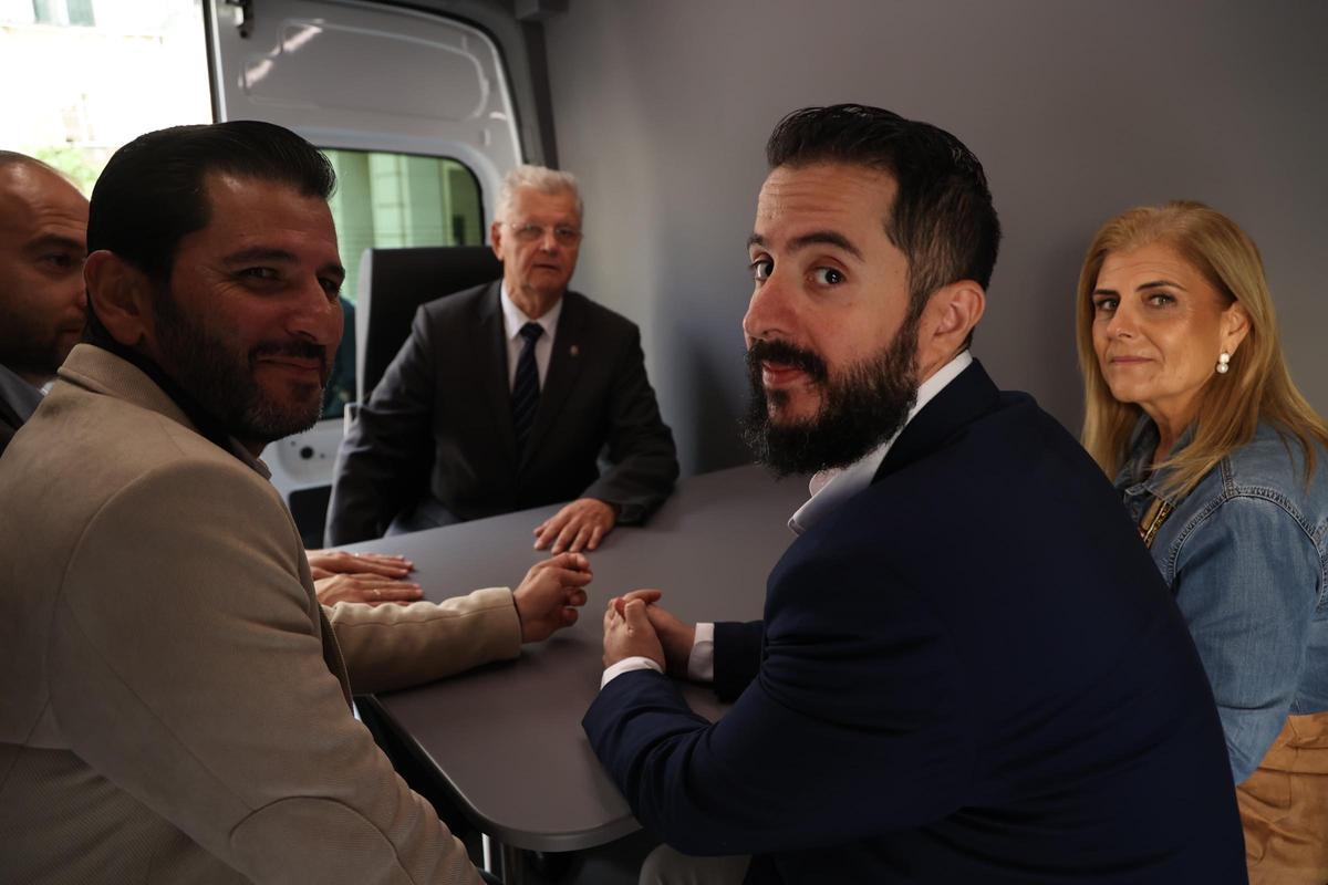 El PP y Vox exhiben unidad en Alicante: presentan los nuevos vehículos para la Policía como si fueran socios de gobierno