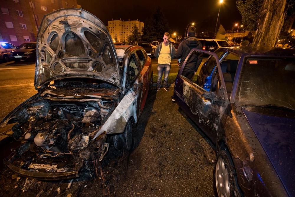 Un incendio calcina varios coches en el Campillín