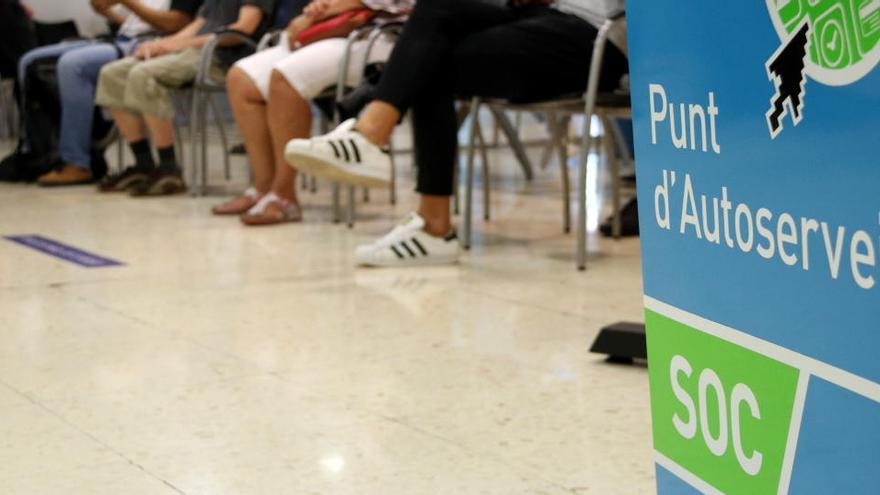 Una sala interior d&#039;una oficina del Servei d&#039;Ocupació de Catalunya (SOC)