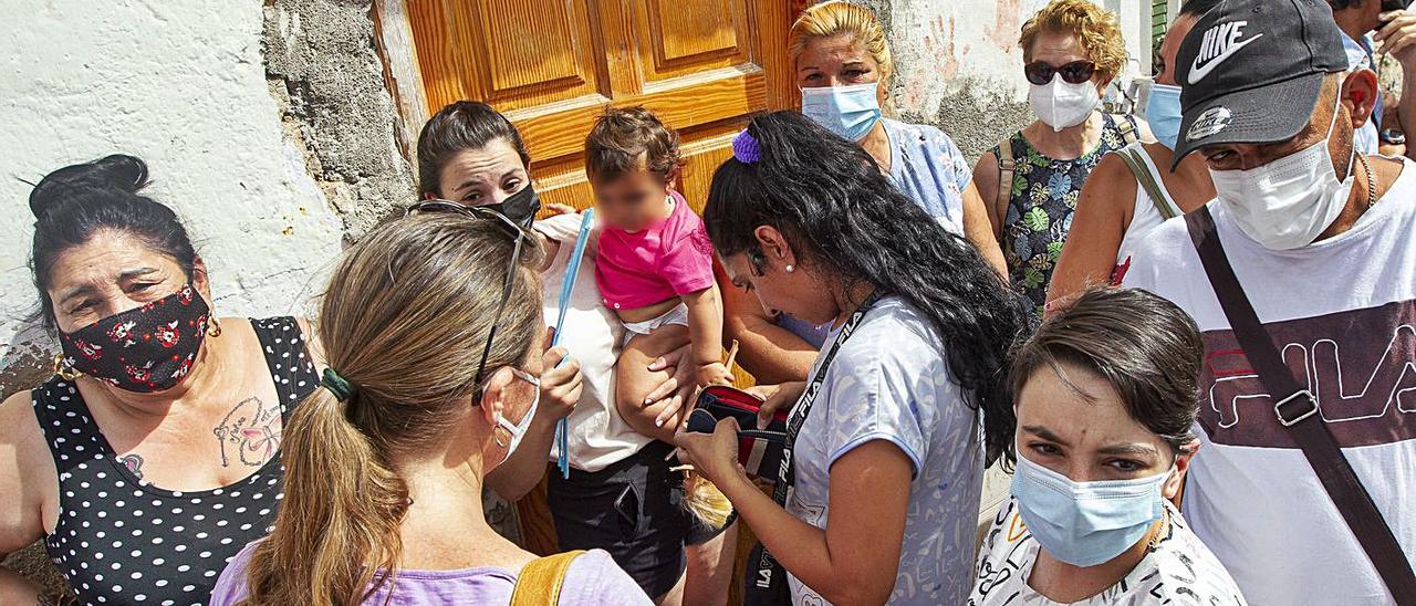 Desahucio paralizado en el barrio del Cementerio de Alicante este mes.  |