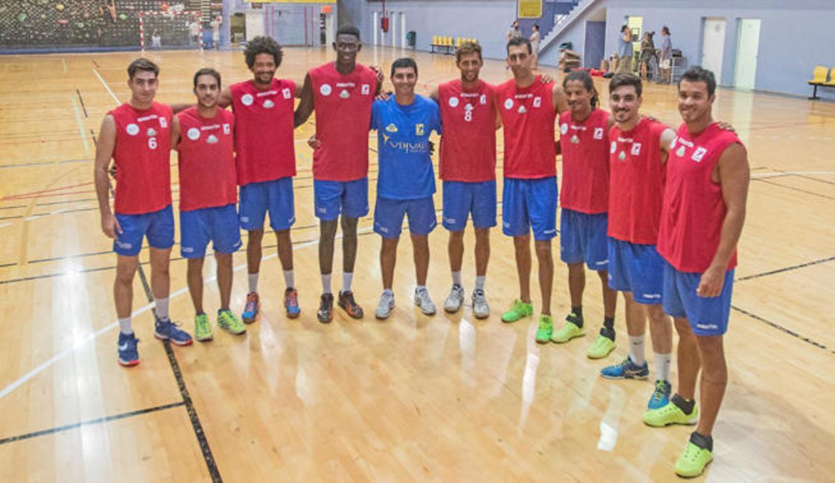 El equipo ibicenco, antes de llevar a cabo el primer entrenamiento de la temporada 2016-17.