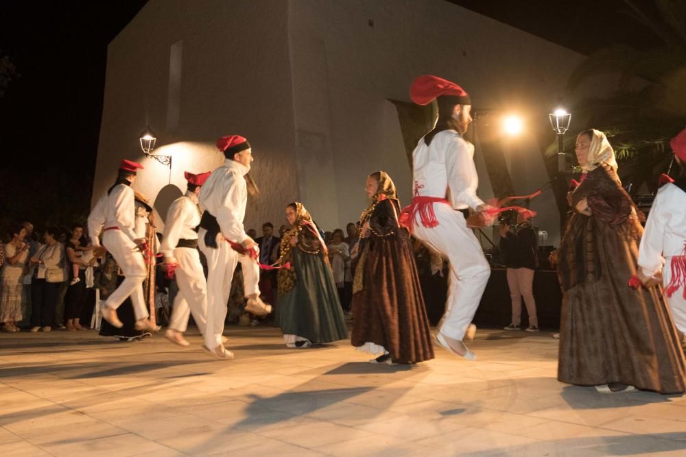 Es Cubells celebra el día de Santa Teresa de Jesús con actos religiosos, buñuelos, sangría, ''ball pagès'' y un concierto al aire libre